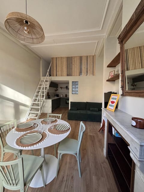 Seating area, Dining area