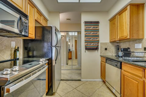 3 Mi to Sabino Canyon! Snowbird Escape with Pool Apartment in Catalina Foothills