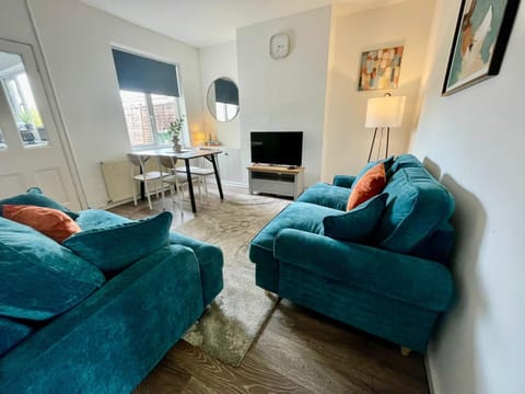 Communal lounge/ TV room, TV and multimedia, Living room, Seating area, Evening entertainment