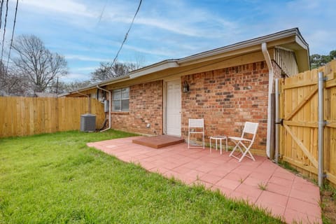 3 Mi to ATandT Stadium! Convenient Unit with Patio House in Arlington