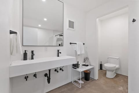 Lakefront Retreat - Lake Access, BBQ & Fire Pit House in Salisbury