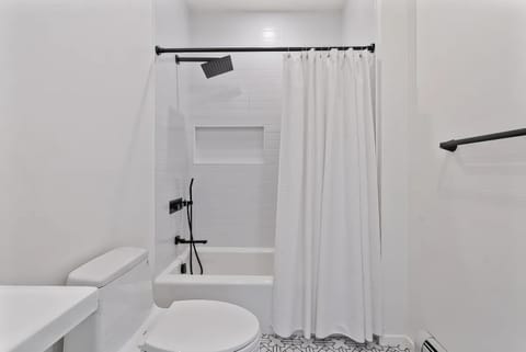 Lakefront Retreat - Lake Access, BBQ & Fire Pit House in Salisbury