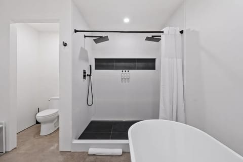 Lakefront Retreat - Lake Access, BBQ & Fire Pit House in Salisbury