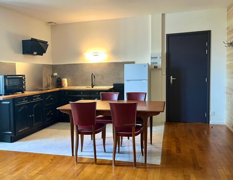 Kitchen or kitchenette, Dining area, oven, stove