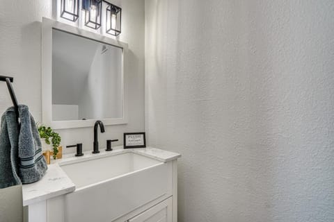 Pool Access, Walk to Water! Possum Kingdom Cabin Cabin in Possum Kingdom Lake