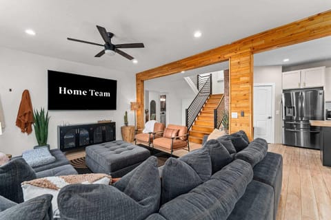 Sleeps 16 - Roof Top - Game Room - Pet Friendly House in Oklahoma City