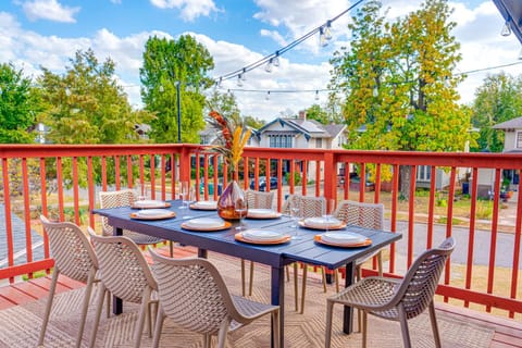 Sleeps 16 - Roof Top - Game Room - Pet Friendly House in Oklahoma City