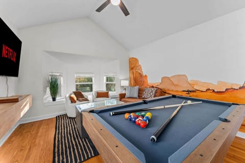Sleeps 16 - Roof Top - Game Room - Pet Friendly House in Oklahoma City