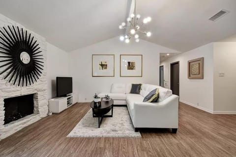 Stylish 3BR Near The Domain - Modern Austin Stay House in Wells Branch