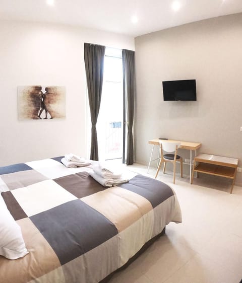 Bed, TV and multimedia, Photo of the whole room, Bedroom