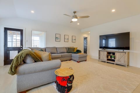 Resort Perks and Private Hot Tub Brookshire Retreat House in Harris County