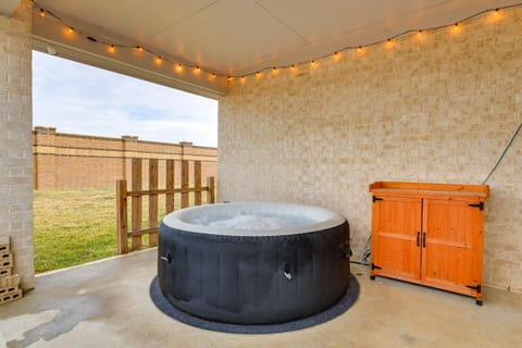Resort Perks and Private Hot Tub Brookshire Retreat House in Harris County