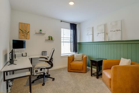 Resort Perks and Private Hot Tub Brookshire Retreat House in Harris County