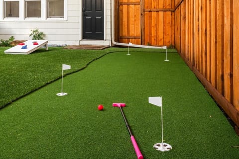 Arcade Room, 5 Min To Downtown, Putting Green House in Minneapolis