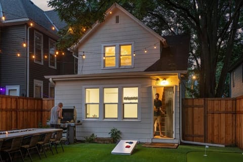 Arcade Room, 5 Min To Downtown, Putting Green House in Minneapolis