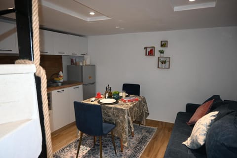 Kitchen or kitchenette, Living room, Food and drinks, Seating area, Dining area, Food, minibar, oven