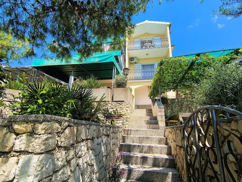 Property building, Facade/entrance, Day, BBQ facilities, Garden, Balcony/Terrace, Beach, Beach, Sea view, Sea view, Location, Parking
