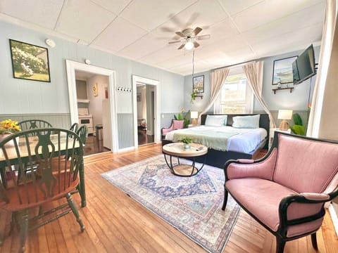 Bed, TV and multimedia, Living room, Dining area