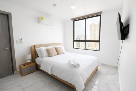 Bed, TV and multimedia, Bedroom, towels