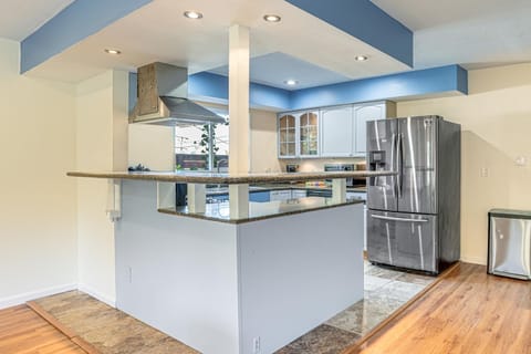 Stay Near San Pablo Bay! Home with Deck, Yard and View House in Richmond