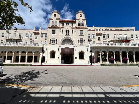 Property building, Facade/entrance, Landmark view, Location
