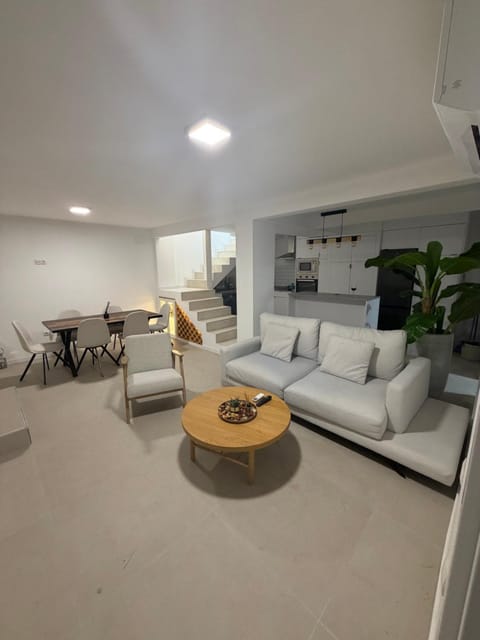 Jupiter 4 dormitorios 300 depósito Apartment in Madrid