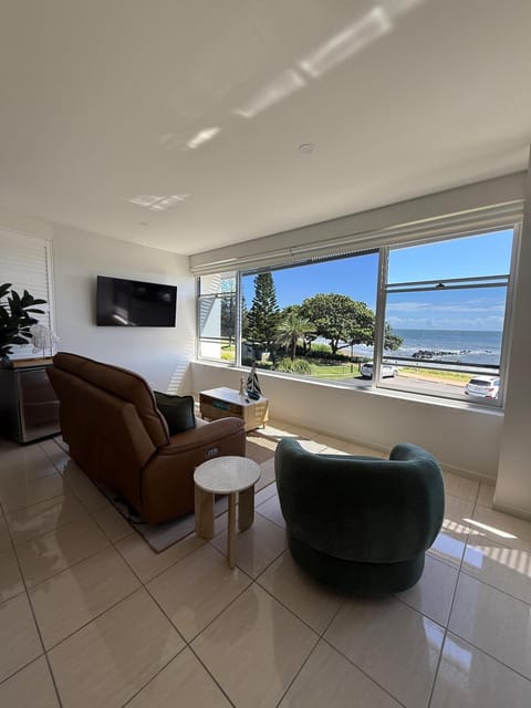 Communal lounge/ TV room, TV and multimedia, Living room, Seating area, Evening entertainment, Sea view, air conditioner