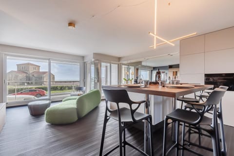 Balcony/Terrace, Seating area, Dining area, Landmark view, Sea view, oven, kitchen