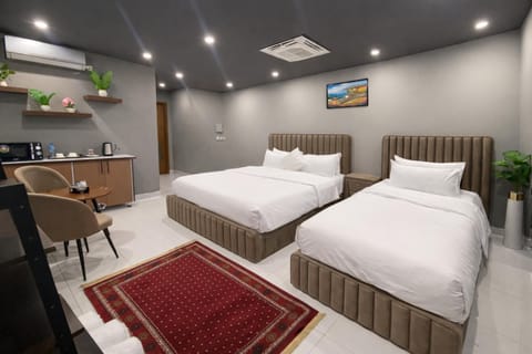Bed, Kitchen or kitchenette, Photo of the whole room, Seating area, Bedroom