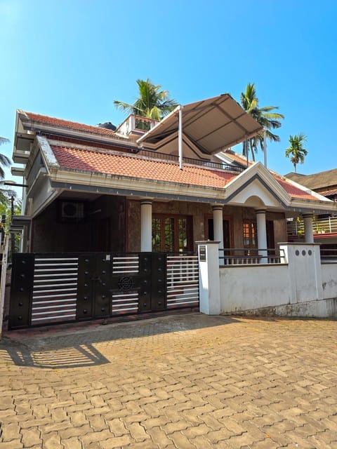 Property building, Facade/entrance, Day