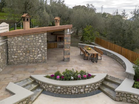 Property building, Patio, Spring, Day, Natural landscape, Garden, View (from property/room), Balcony/Terrace, Dining area, Garden view, Mountain view