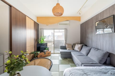 Bed, TV and multimedia, Living room, Photo of the whole room, Seating area, Bedroom, air conditioner