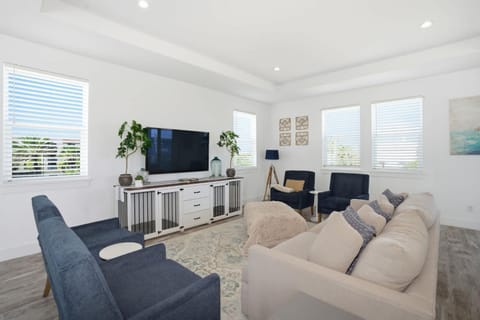 The Salty Blue l Pool l Walk to Beach House in Saint Augustine Beach