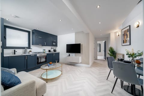 TV and multimedia, Kitchen or kitchenette, Living room, Seating area, Dining area, stove