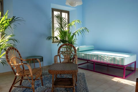 Bed, Seating area