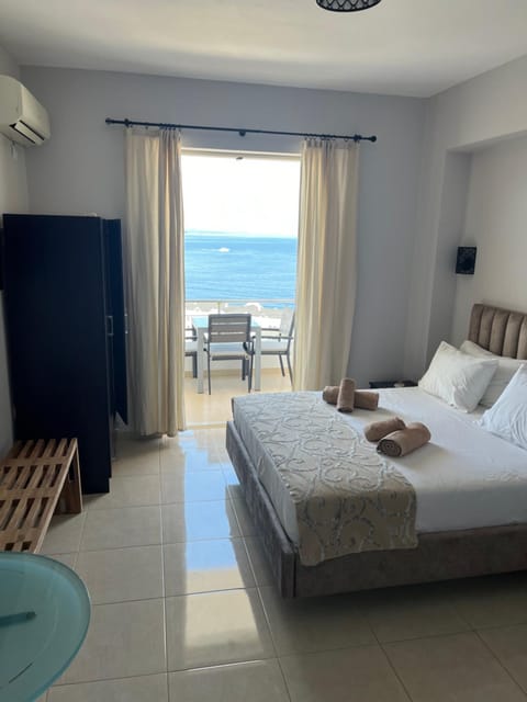 Bed, Natural landscape, TV and multimedia, Living room, Photo of the whole room, Seating area, Beach, Bedroom, Sea view, towels, wardrobe, air conditioner