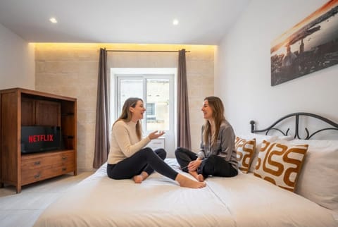 Bed, People, TV and multimedia, Bedroom, group of guests, towels