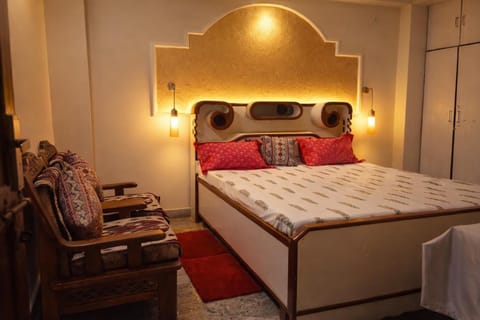 Bed, Photo of the whole room, Decorative detail, Decorative detail, Seating area, Bedroom, Family, Family