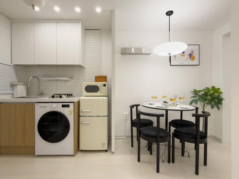 Kitchen or kitchenette, Living room, Seating area, Dining area, stove, washing machine, dryer