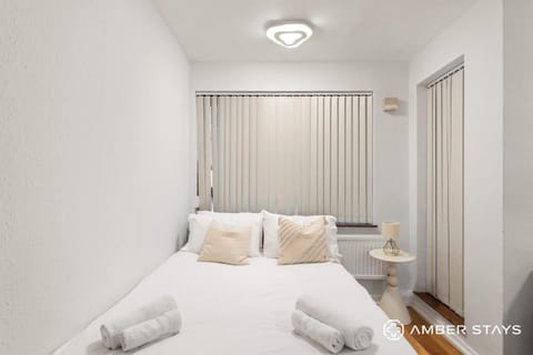Photo of the whole room, Bedroom, air conditioner