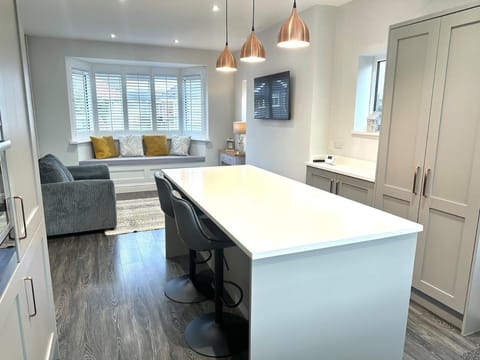 Fully Furnished Home - Private Parking - Fast WiFi House in Humberston