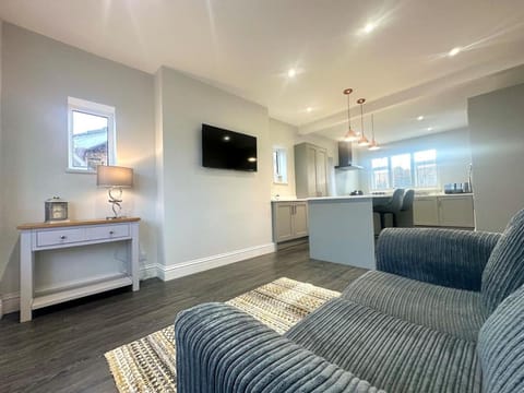 Fully Furnished Home - Private Parking - Fast WiFi House in Humberston