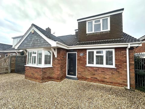 Fully Furnished Home - Private Parking - Fast WiFi House in Humberston