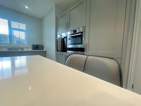 Fully Furnished Home - Private Parking - Fast WiFi House in Humberston