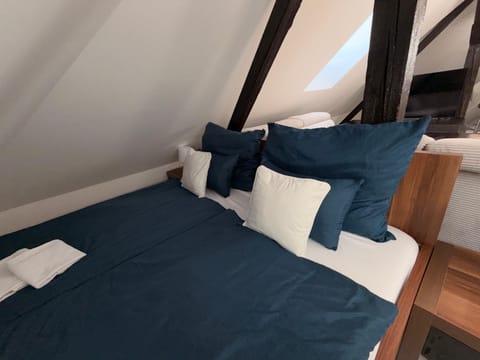 Bed, Bedroom, towels