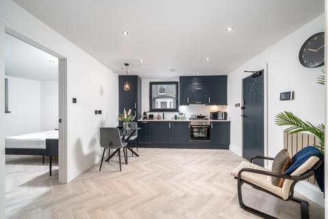 Kitchen or kitchenette, Living room, Seating area, Dining area, oven