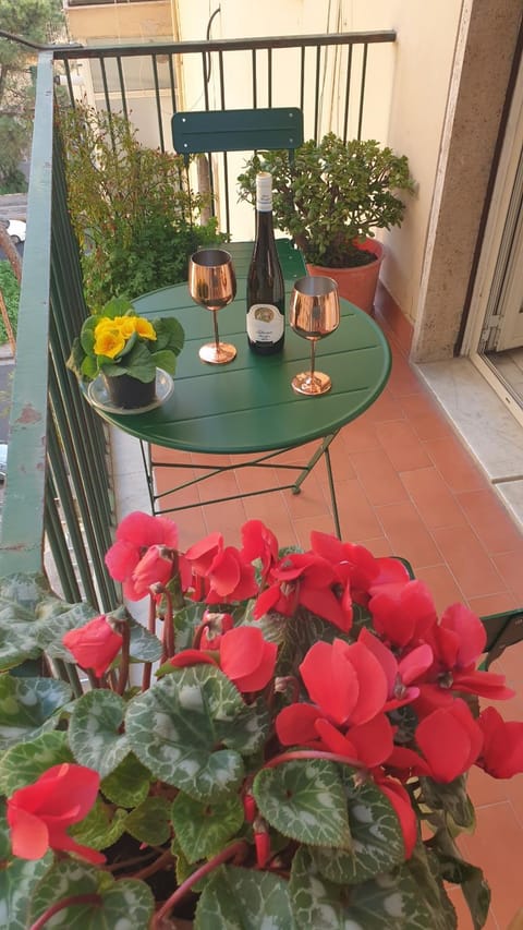 View (from property/room), Balcony/Terrace, Food