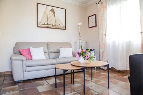 Day, Living room, Decorative detail, Garden view