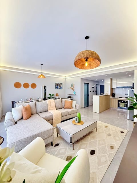 TV and multimedia, Kitchen or kitchenette, Living room, Seating area, Dining area