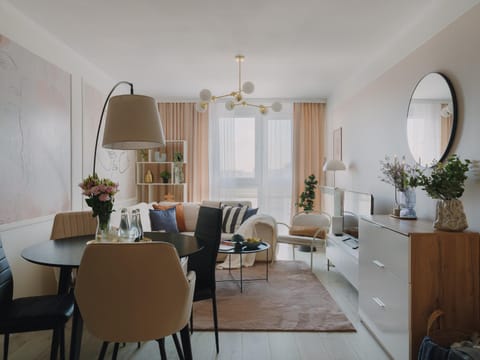 TV and multimedia, Living room, Seating area, Dining area